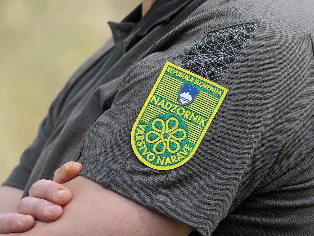 našitek na rokavu naravovarstveni nadzornik (foto: arhiv projekta LIFE-IP NATURA.SI)