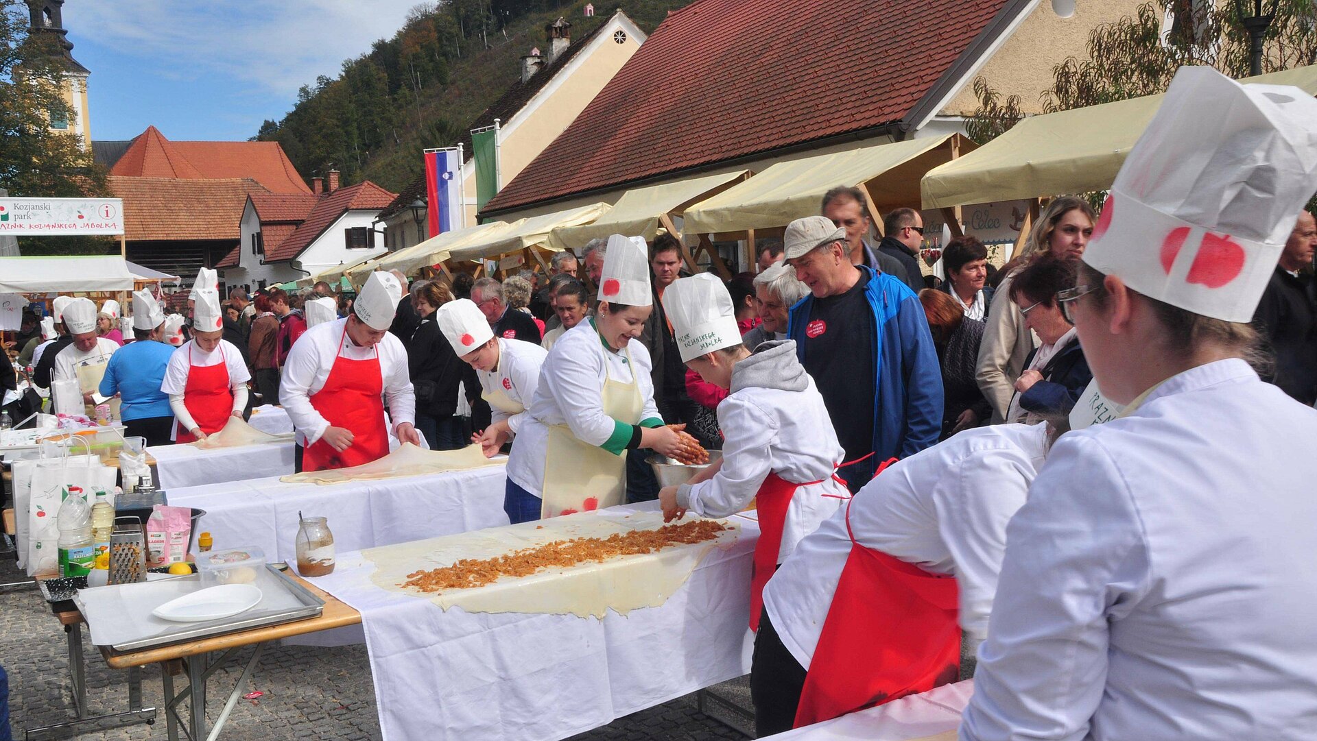 udeleženci tekmovanja v peki jabolčnega zavitka