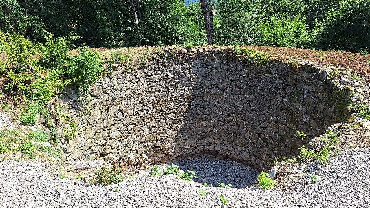 Očiščena ledenica v vasi Nasirec (foto: Nina Štrekelj, JZ Park Škocjanske jame)