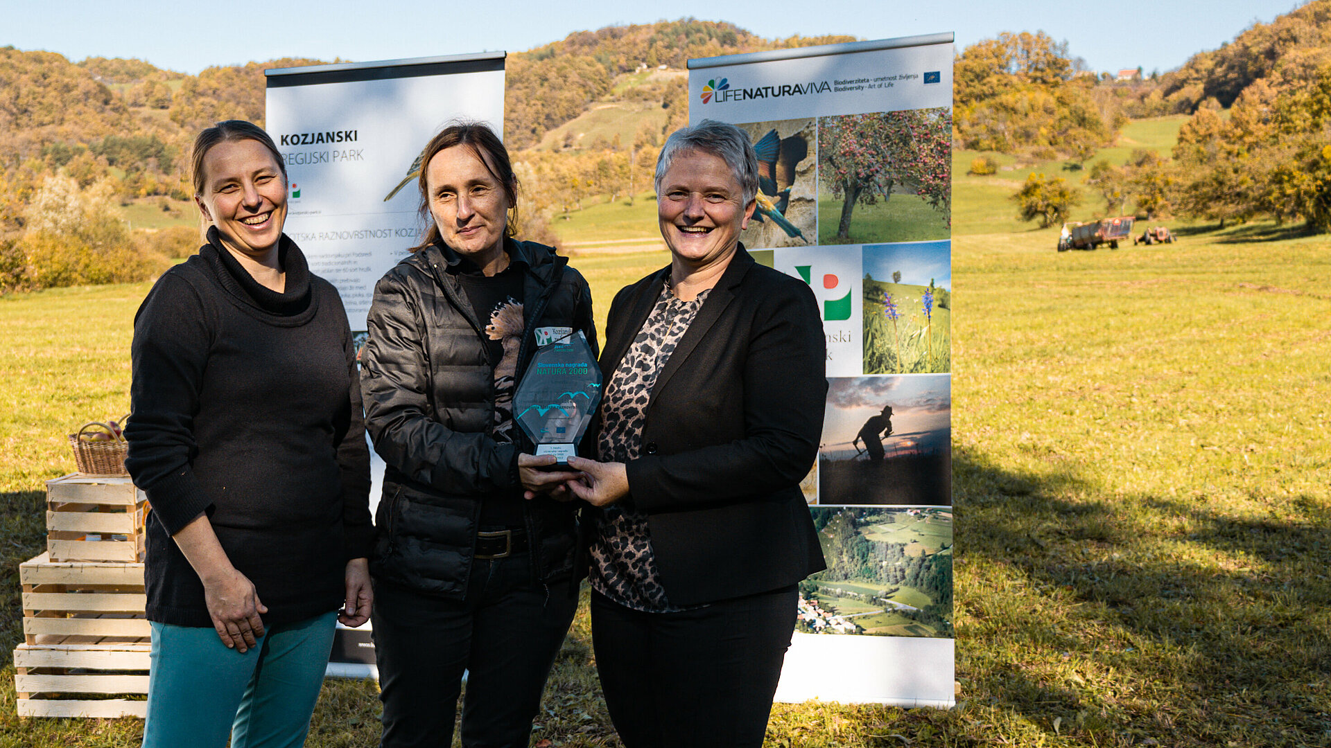 Plaketo slovenske nagrade Natura 2000 je podelila Maja Cipot, vodja projekta LIFE-IP NATURA.SI, direktorici Kozjanskega parka Mojci Kunst in županji Občini Kozje Milenci Krajnc. (Foto: Zavod Štirna)
